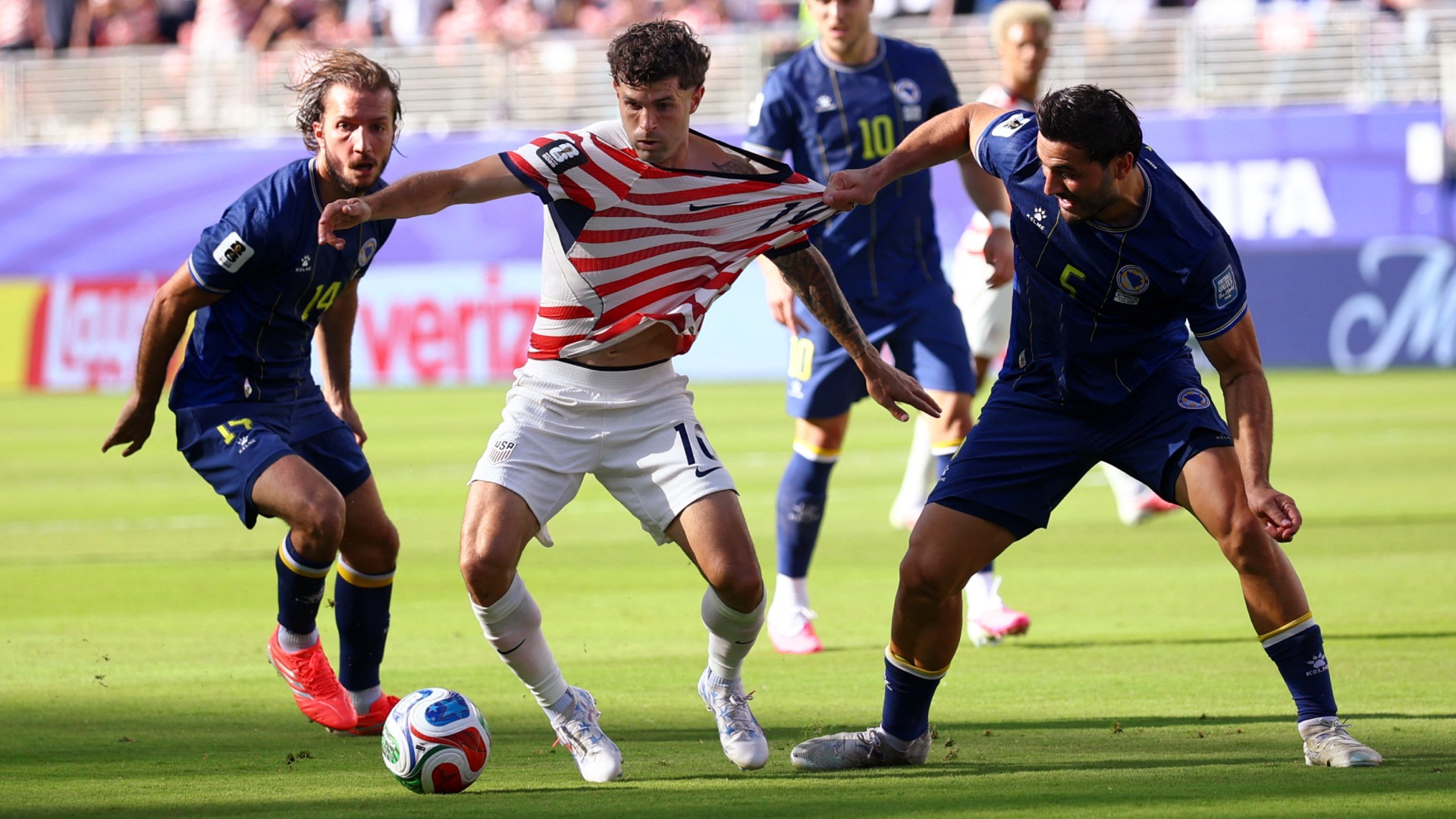Pulisic, jugador de Estados Unidos, es jaloneado por los defensas de Bosnia. Foto: Reuters